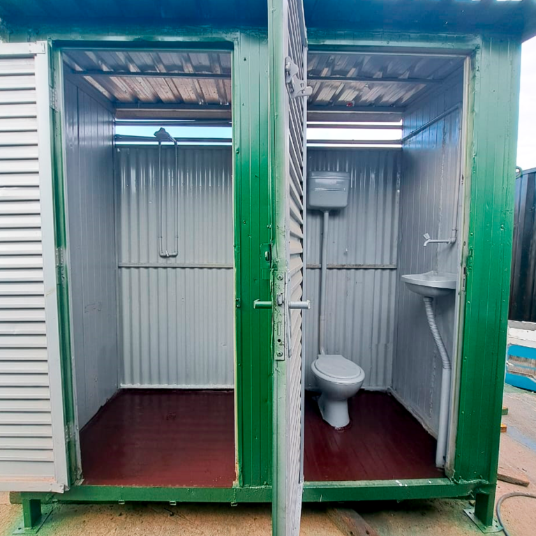 Container para banheiro com chuveiro